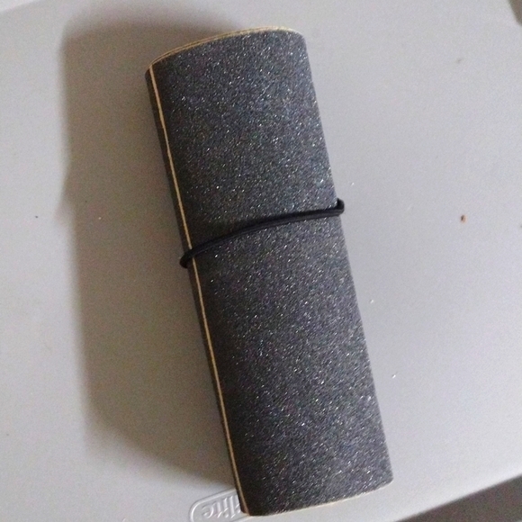 Skateboard grip tape - Picture 1 of 3